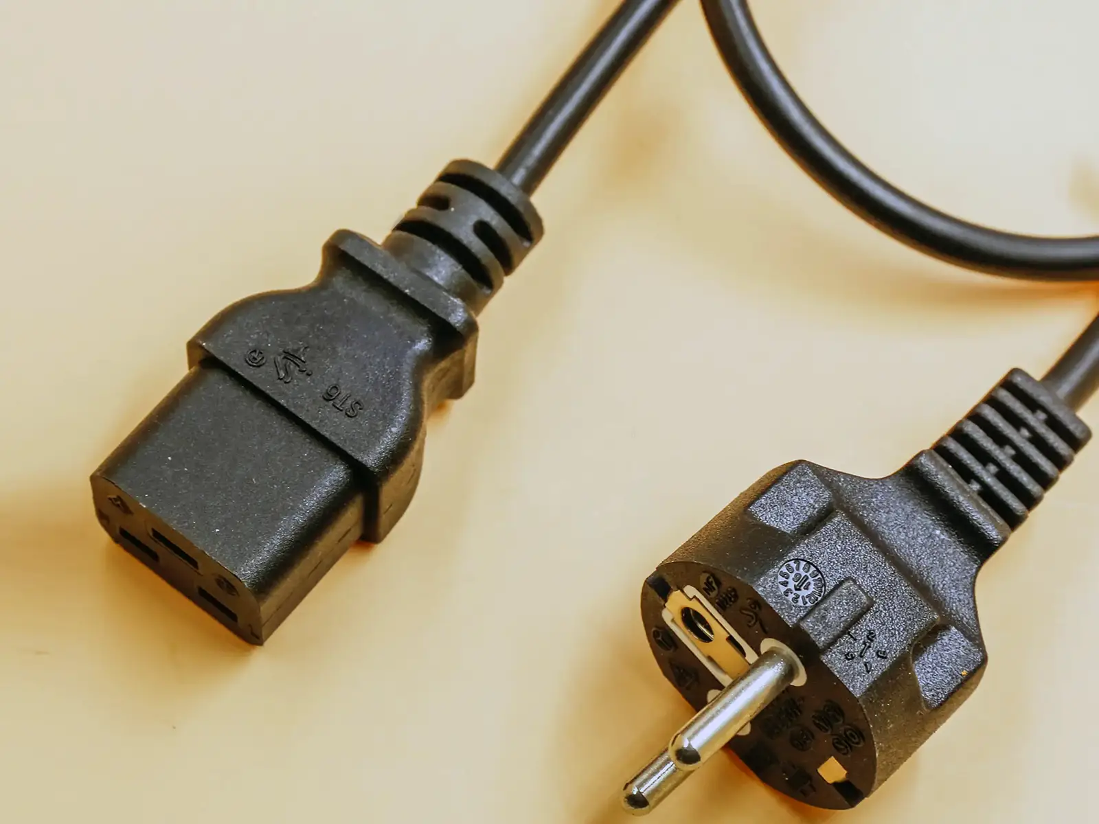 Schuko Plug IEC C19 Power Cable